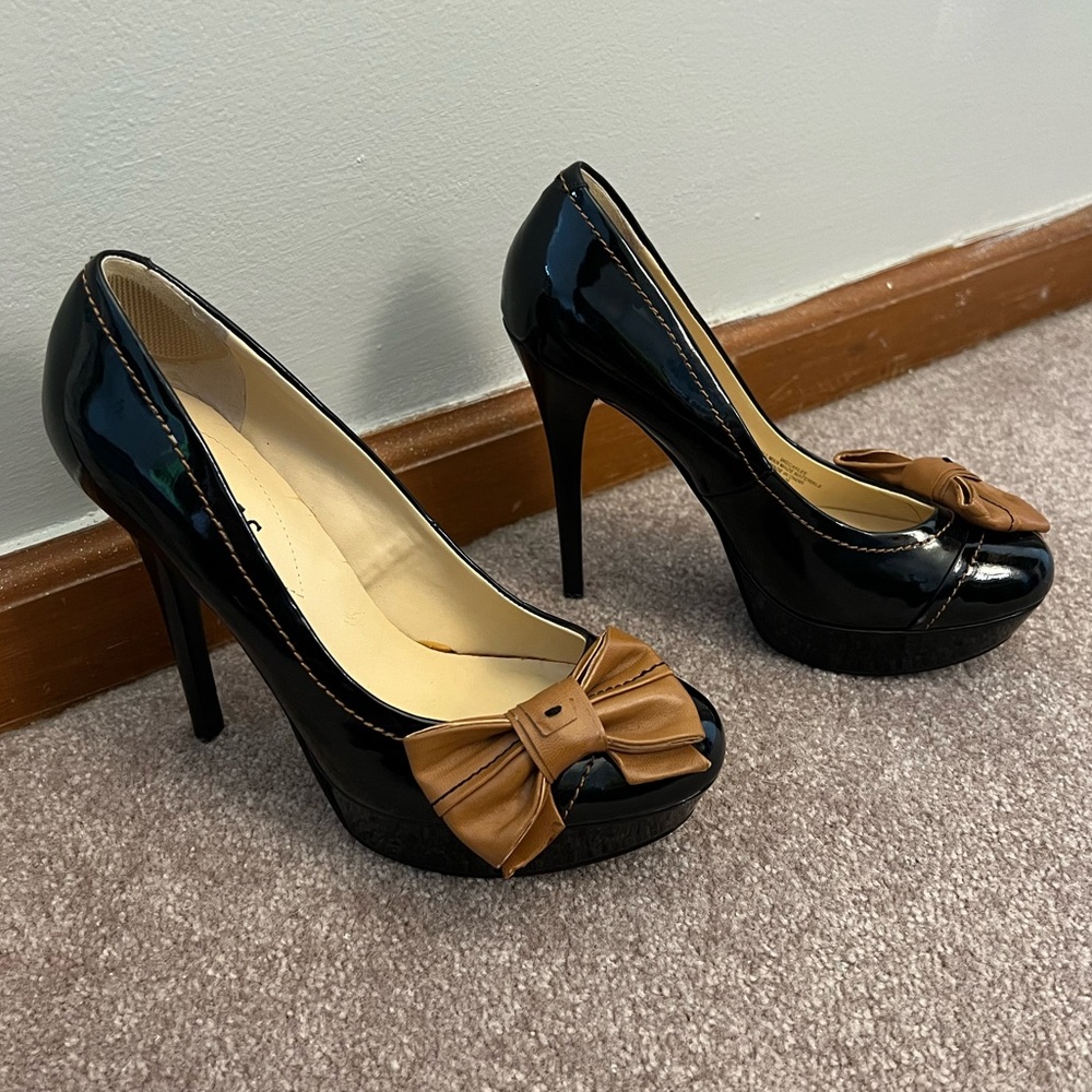 Guess Black Platform Heels with Tan Bow. Size 6.5.